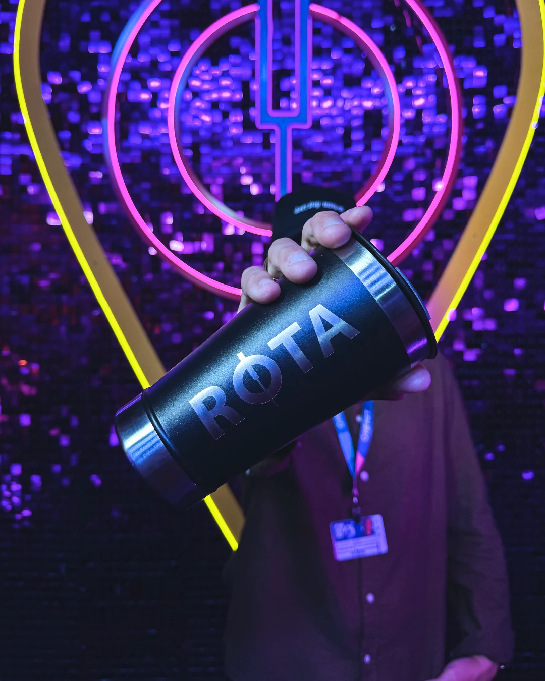 Copo da campanha diante da instalação neon