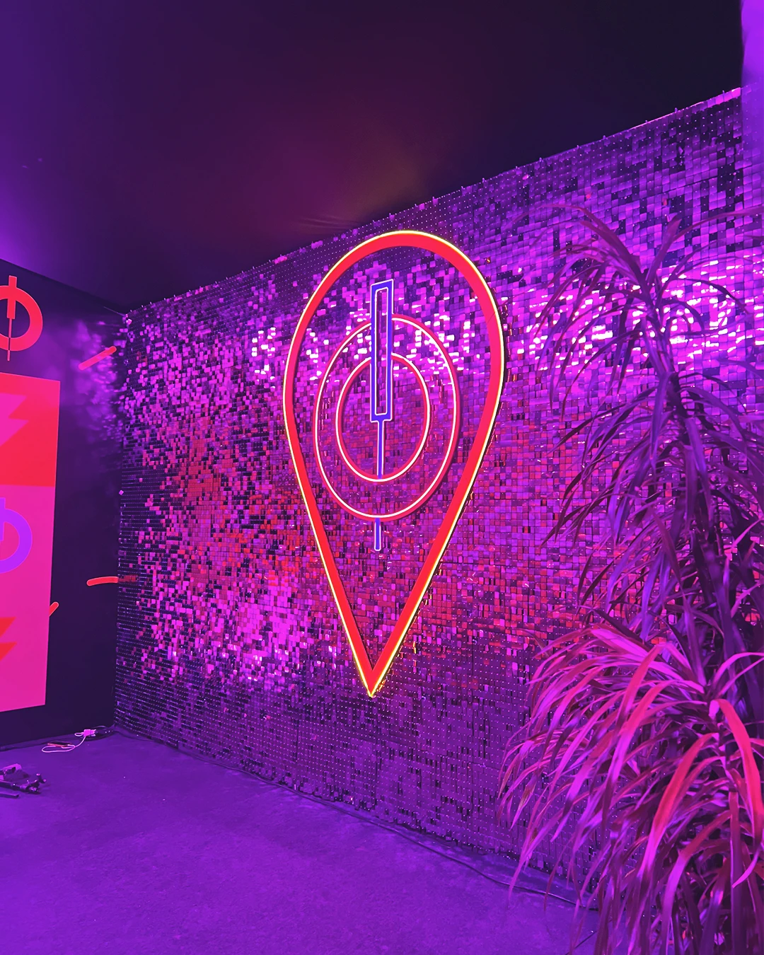 Símbolo da campanha em luz neon na ativação