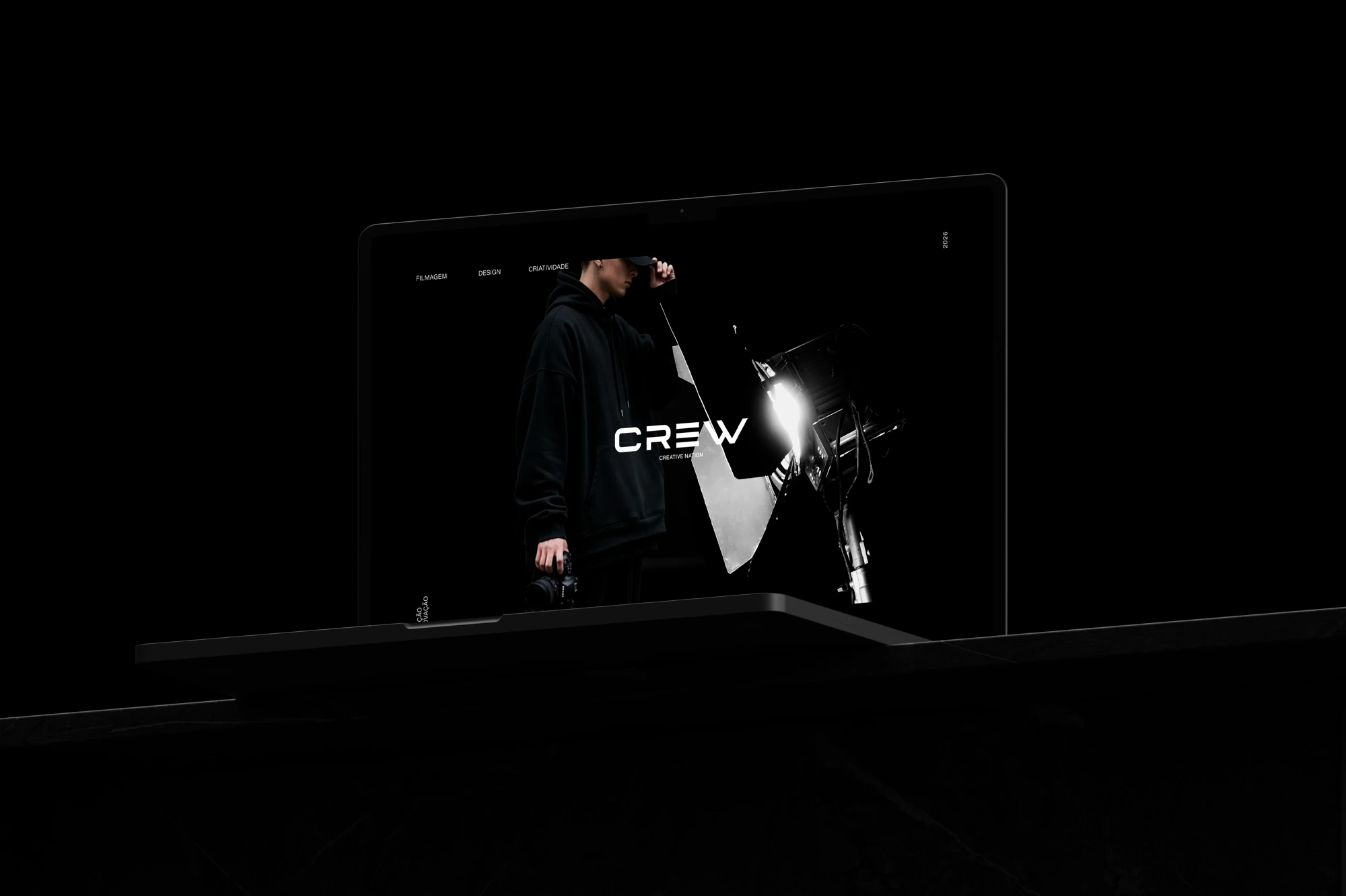Produção audiovisual da Crew apresentada em um laptop